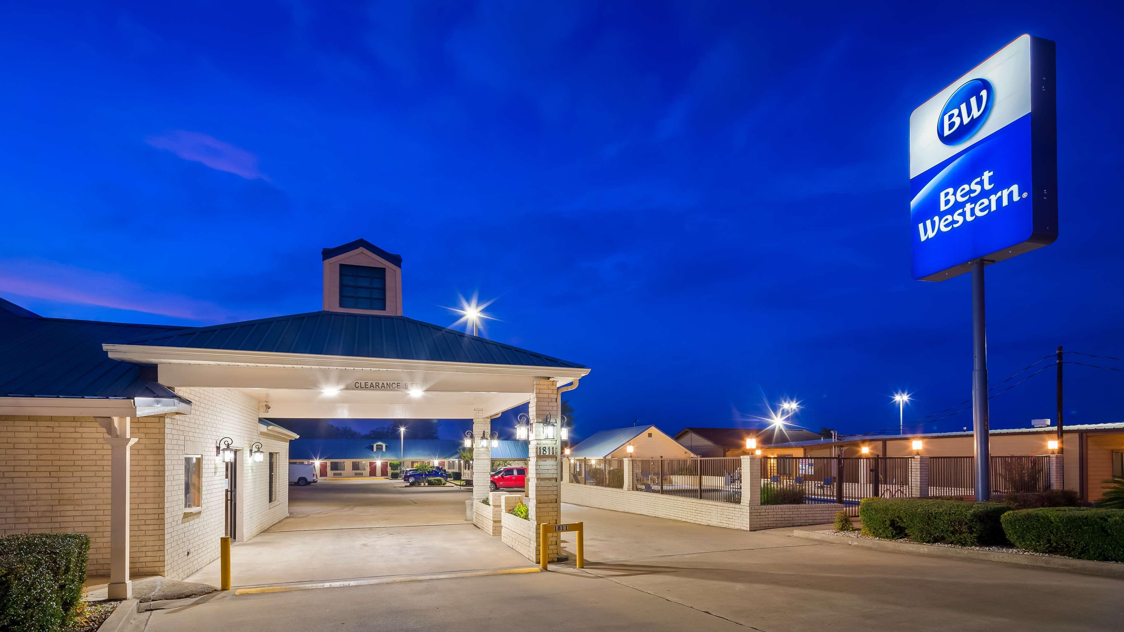 Best Western Regency Inn & Suites Gonzales Exterior photo
