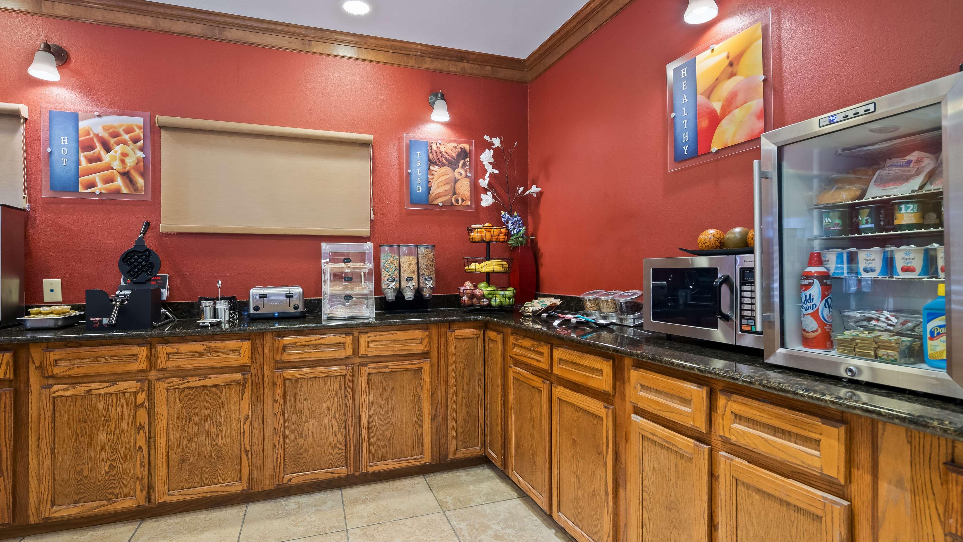 Best Western Regency Inn & Suites Gonzales Exterior photo