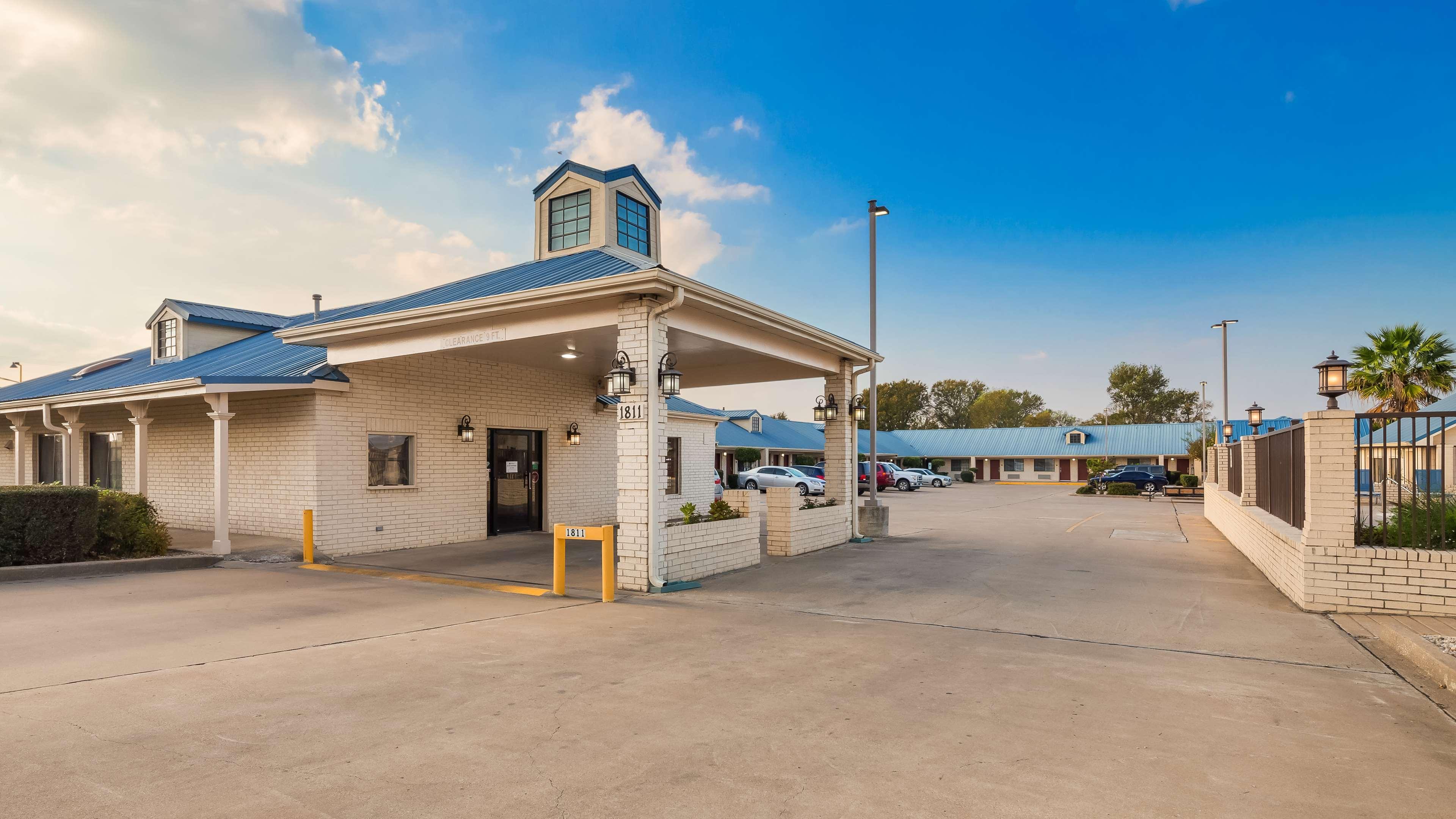 Best Western Regency Inn & Suites Gonzales Exterior photo
