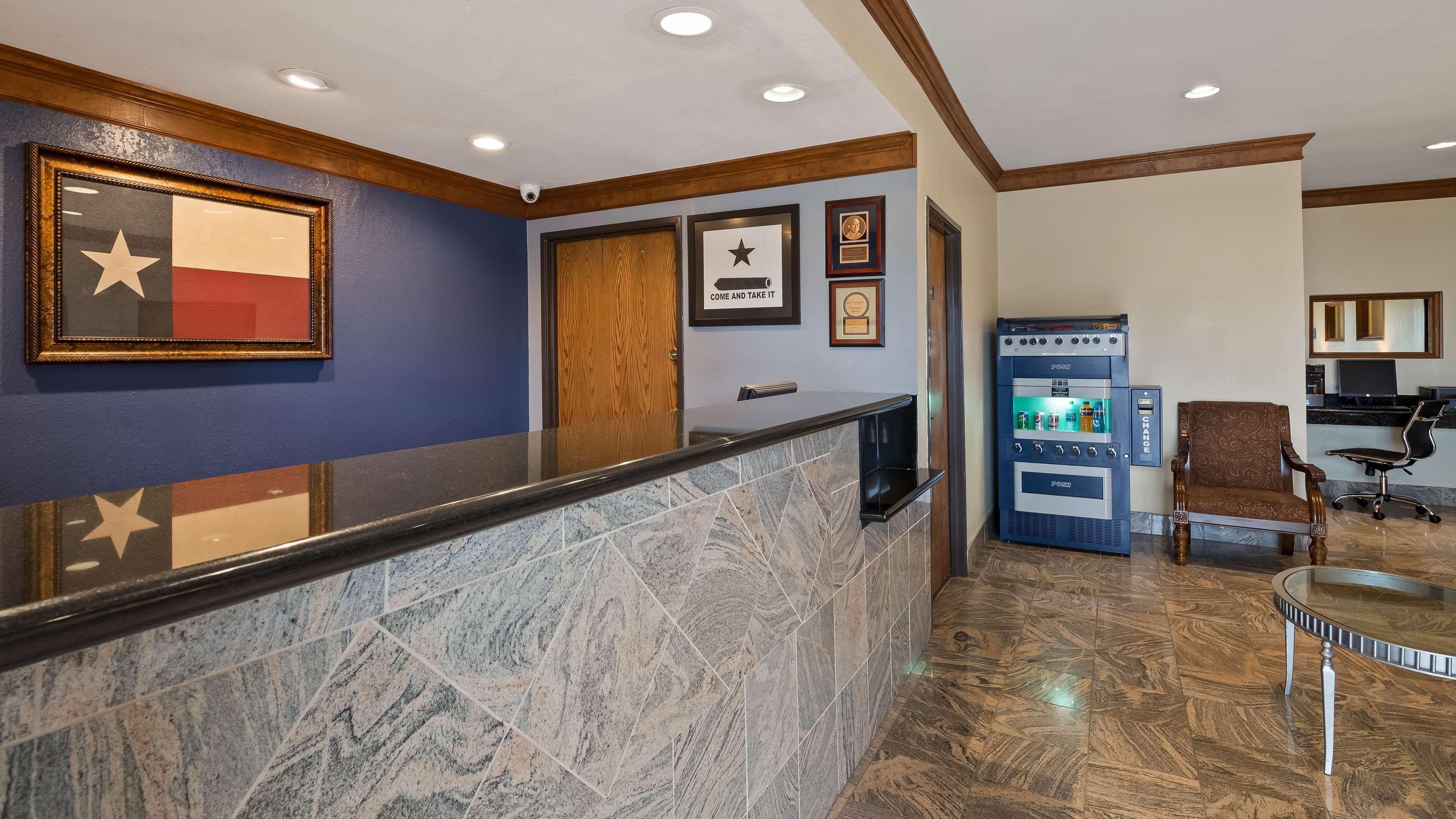 Best Western Regency Inn & Suites Gonzales Exterior photo